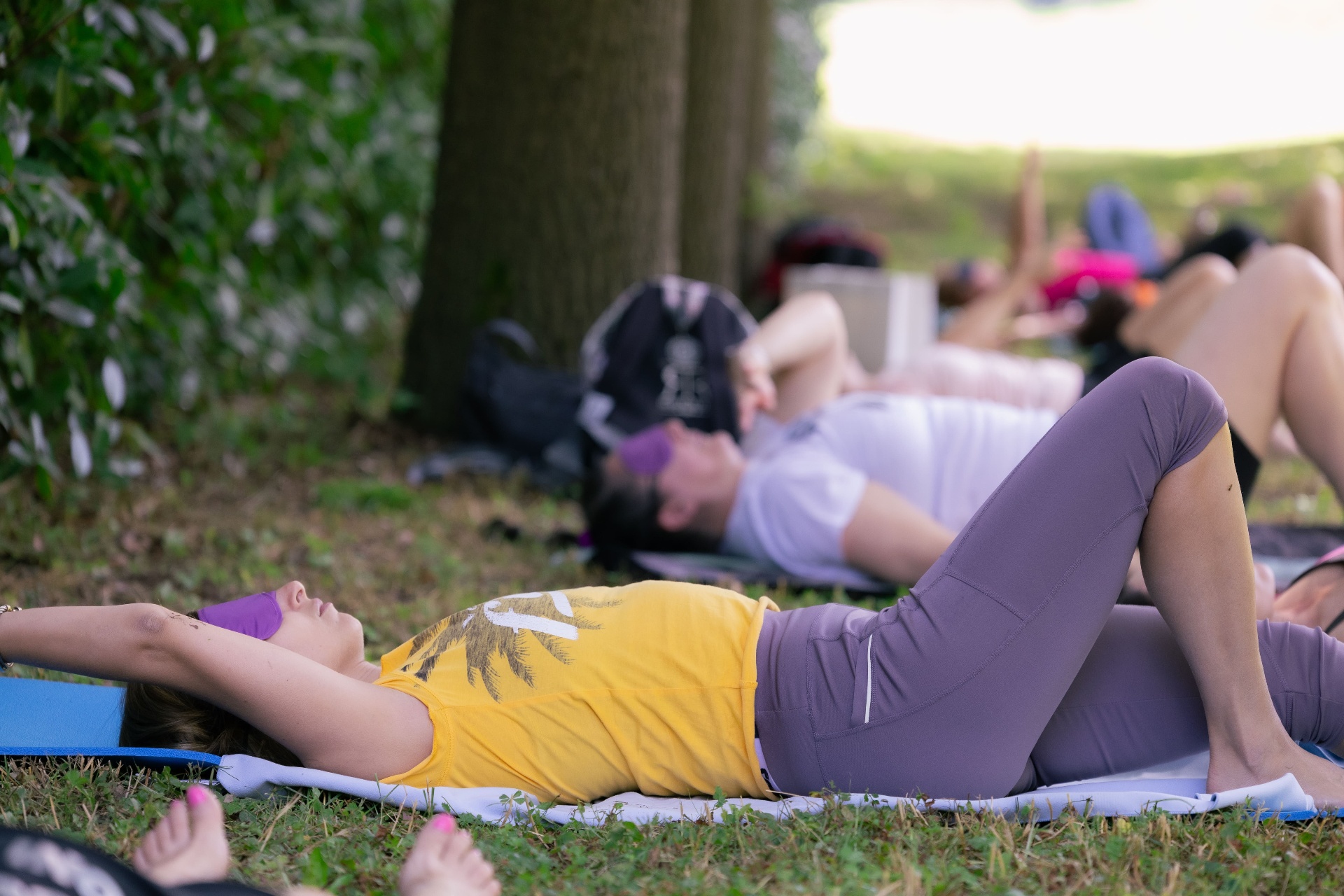 Partecipante in relax durante la sessione di pilates all'aperto