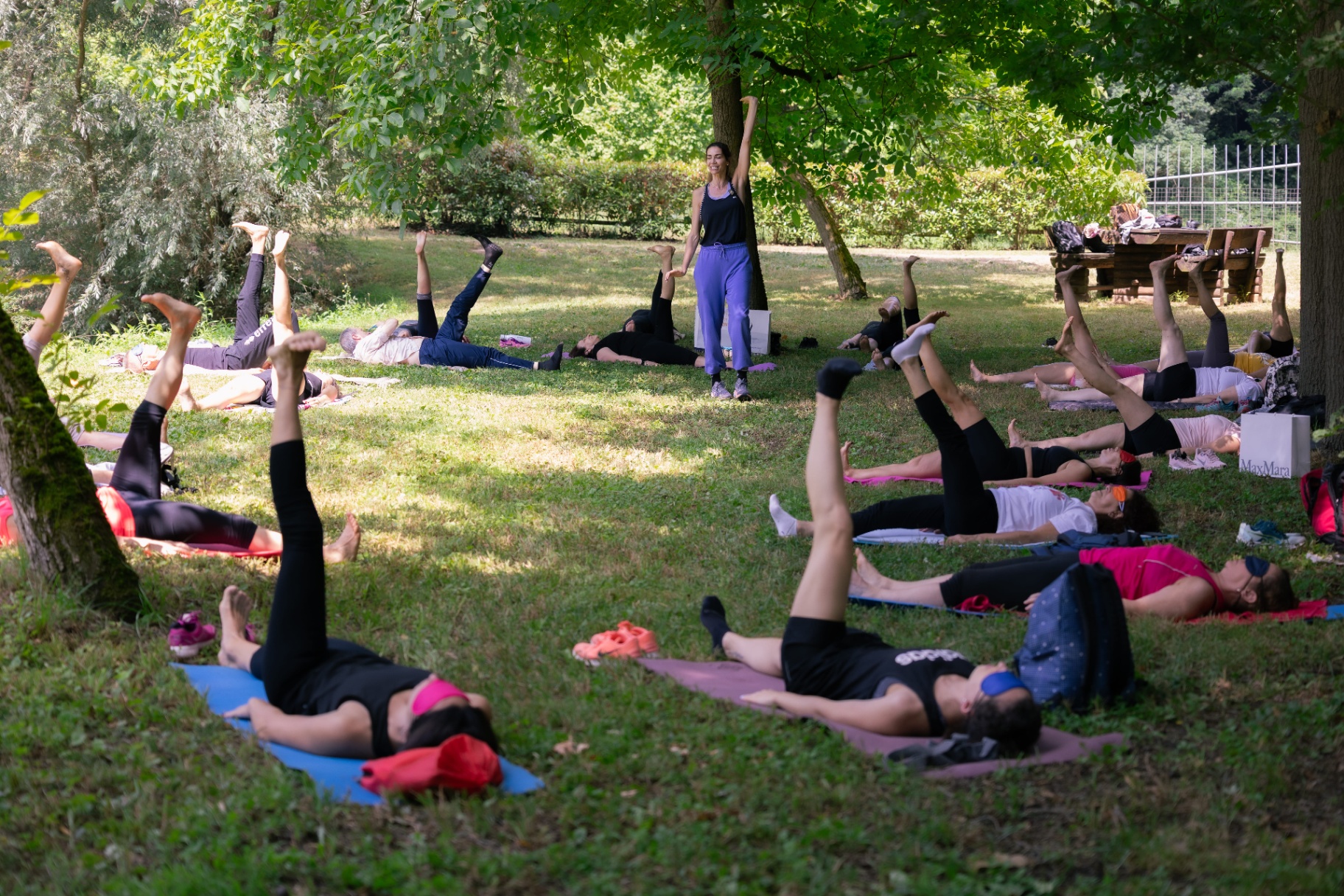 Gruppo in pratica di pilates guidato dall'istruttrice